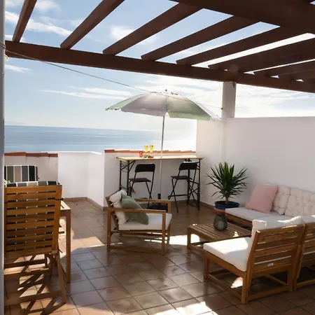 Beachfront With Rooftop Terrace - - La Duquesa *